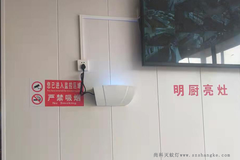 粘捕式滅蠅燈用於工廠食堂 粘捕式滅蠅燈用於工廠(chǎng)食堂