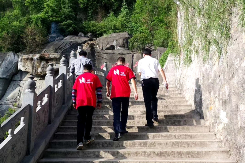 西安旅遊度假山莊用（yòng）太陽能滅蚊燈（dēng）進（jìn）行戶外滅蚊效果