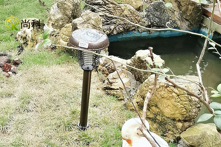 院子裏裝的太(tài)陽能滅蚊燈 院(yuàn)子裏裝(zhuāng)的太陽能滅蚊燈